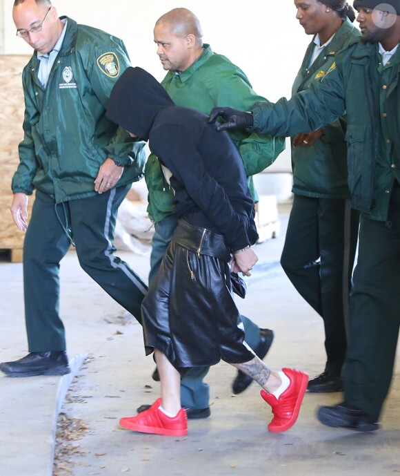 Exclusif - Justin Bieber menotté arrive au commissariat à Miami, le 23 janvier 2014. 