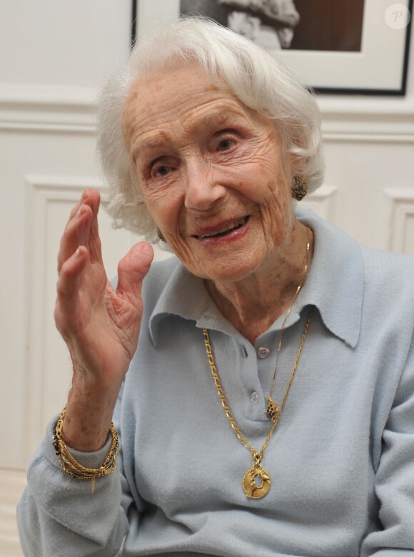 Exclusif - La comedienne Gisèle Casadesus dans son appartement parisien le jour de ses 99 ans le 13 avril 2013.