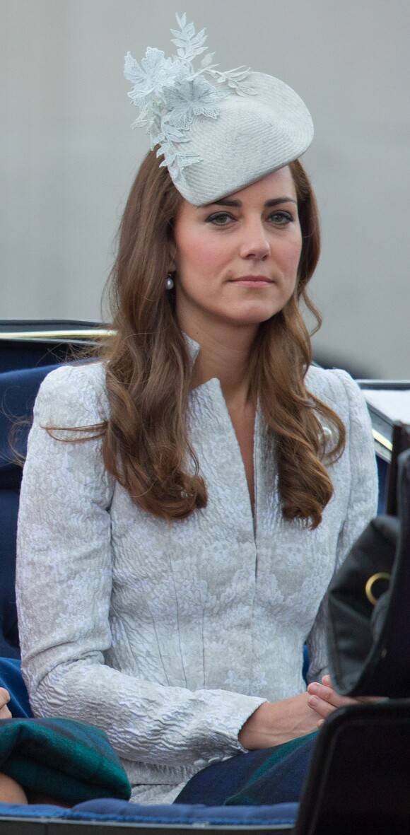 Kate Middleton portait un ensemble Alexander McQueen et un chapeau Jane Taylor lors de la parade Trooping the Colour marquant le 14 juin 2014 la célébration solennelle des 88 ans de la souveraine.