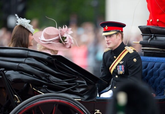 Le prince Harry descendant le Mall en landau avec Kate Middleton et Camilla Parker Bowles lors de la parade Trooping the Colour marquant le 14 juin 2014 la célébration solennelle des 88 ans de la souveraine.