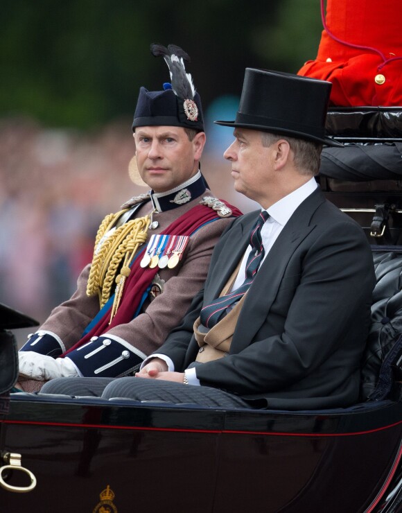 Le prince Edward, comte de Wessex, et le prince Andrew, duc d'York, lors de la parade Trooping the Colour marquant le 14 juin 2014 la célébration solennelle des 88 ans de la souveraine, leur mère, Elizabeth II.