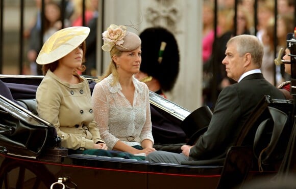 La princesse Eugenie d'York, la comtesse Sophie de Wessex, le prince Andrew et le prince Edward partageaient un landau pour descendre le Mall lors de la parade Trooping the Colour marquant le 14 juin 2014 la célébration solennelle des 88 ans de la reine Elizabeth II.