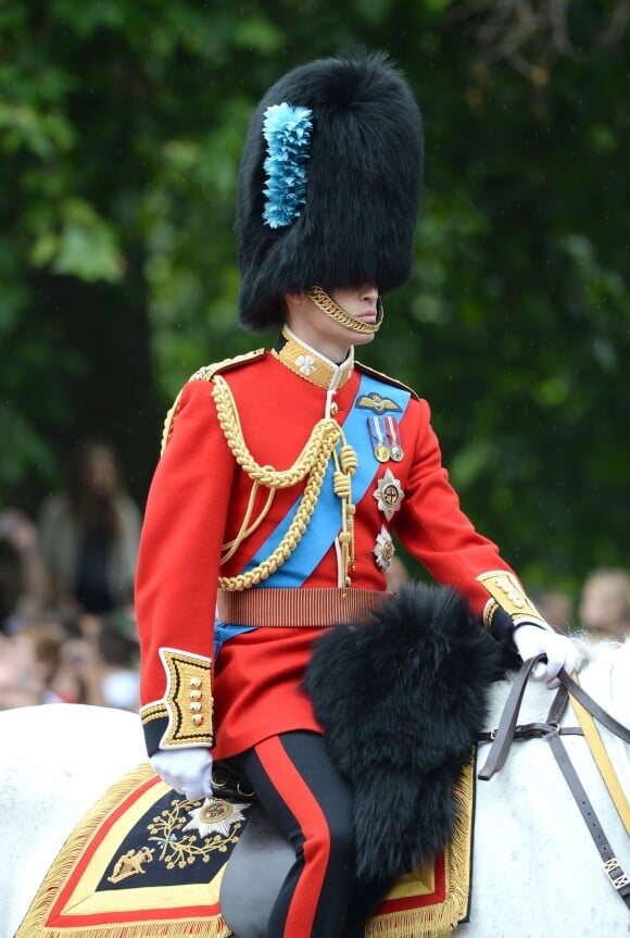 Le prince William en uniforme des Irish Guards et à cheval lors de la parade Trooping the Colour marquant le 14 juin 2014 la célébration solennelle des 88 ans de la souveraine.