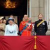 Camilla, Charles, Elizabeth II, le prince Philip, le prince Harry, Kate Middleton et le prince William regardent vers le ciel pour voir la parade de la RAF lors du défilé Trooping the Colour marquant le 14 juin 2014 la célébration solennelle des 88 ans de la souveraine.