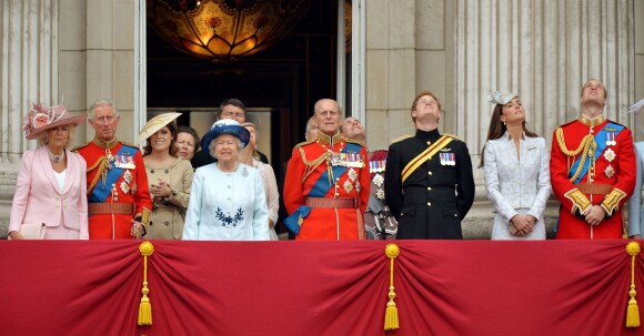 Camilla, Charles, Elizabeth II, le prince Philip, le prince Harry, Kate Middleton et le prince William regardent vers le ciel pour voir la parade de la RAF lors du défilé Trooping the Colour marquant le 14 juin 2014 la célébration solennelle des 88 ans de la souveraine.