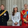 Le prince Harry, Kate Middleton et le prince William au balcon de Buckingham Palace pour la parade aérienne de la RAF lors du défilé Trooping the Colour marquant le 14 juin 2014 la célébration solennelle des 88 ans de la souveraine.
