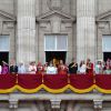 La famille royale britannique au balcon de Buckingham Palace lors de la parade Trooping the Colour marquant le 14 juin 2014 la célébration solennelle des 88 ans de la souveraine, pour voir passer les avions de la RAF. Autour d'Elizabeth II et du duc d'Edimbourg se trouvaient notamment le prince Charles et la duchesse Camilla, le prince William et la duchesse Catherine, le prince Andrew et la princesse Eugenie d'York, le prince Edward et la comtesse Sophie, la princesse Anne...