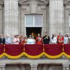 La famille royale britannique au balcon de Buckingham Palace lors de la parade Trooping the Colour marquant le 14 juin 2014 la célébration solennelle des 88 ans de la souveraine, pour voir passer les avions de la RAF. Autour d'Elizabeth II et du duc d'Edimbourg se trouvaient notamment le prince Charles et la duchesse Camilla, le prince William et la duchesse Catherine, le prince Andrew et la princesse Eugenie d'York, le prince Edward et la comtesse Sophie, la princesse Anne...