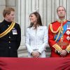 Le prince Harry, Kate Middleton et le prince William au balcon de Buckingham Palace pour la parade aérienne de la RAF lors du défilé Trooping the Colour marquant le 14 juin 2014 la célébration solennelle des 88 ans de la souveraine.