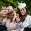 Kate Middleton, duchesse de Cambridge, et Camilla Parker Bowles, duchesse de Cornouailles, descendant le Mall en landau lors de la parade Trooping the Colour marquant le 14 juin 2014 la célébration solennelle des 88 ans de la souveraine.