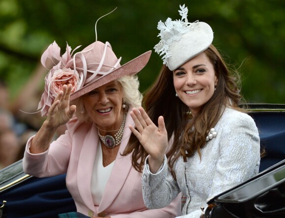 Kate Middletonet Camilla Parker Bowles descendant le Mall en landau lors de la parade Trooping the Colour marquant le 14 juin 2014 la célébration solennelle des 88 ans de la souveraine.