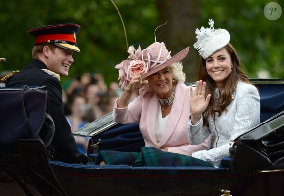 Kate Middleton, duchesse de Cambridge, Camilla Parker Bowles, duchesse de Cornouailles, et le prince Harry descendant le Mall en landau lors de la parade Trooping the Colour marquant le 14 juin 2014 la célébration solennelle des 88 ans de la souveraine.