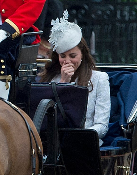 Kate Middleton, duchesse de Cambridge, prise d'un éternuement (ou d'un fou rire ?) lors de la parade Trooping the Colour marquant le 14 juin 2014 la célébration solennelle des 88 ans de la souveraine.