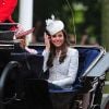 Kate Middleton, duchesse de Cambridge, et Camilla Parker Bowles, duchesse de Cornouailles, descendant le Mall en landau lors de la parade Trooping the Colour marquant le 14 juin 2014 la célébration solennelle des 88 ans de la souveraine.