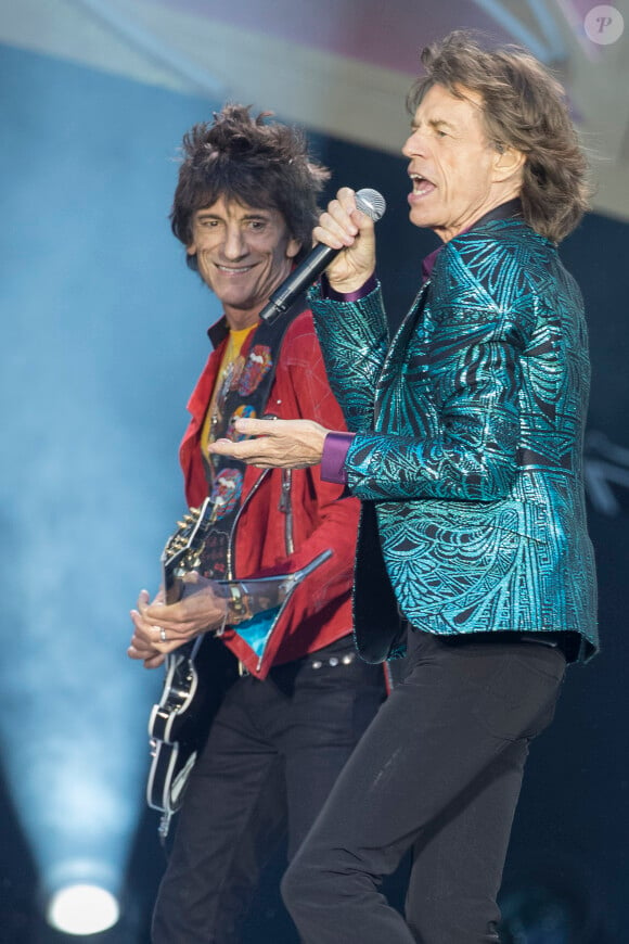 Mick Jagger et Ronnie Wood lors du concert des Rolling Stones au Stade de France à Paris, le 13 juin 2014.