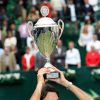 Roger Federer soulève son trophée à Halle, le 15 juin 2008. 