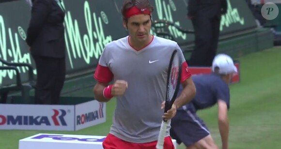 Le tennisman Roger Federer gagne sa demi-finale contre Nishikori à Halle (Allemagne) mais ne s'en rend pas compte, le 14 juin 2014.