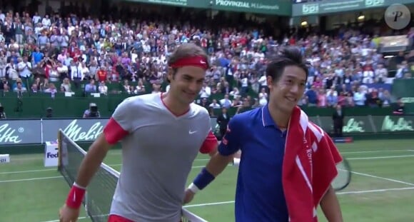Le tennisman suisse Roger Federer gagne sa demi-finale contre Nishikori à Halle (Allemagne) mais ne s'en rend pas compte, le 14 juin 2014.