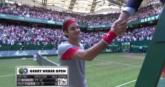 Le Suisse Roger Federer gagne sa demi-finale contre Nishikori à Halle (Allemagne) mais ne s'en rend pas compte, le 14 juin 2014.
