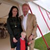 Boris Becker, sa femme Lilly Kerssenberg et leur fils Amadeus lors de la finale de la "Queens Cup Polo" au Park Polo Club de Windsor, le 15 juin 2014
