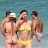 La jolie Kate Walsh s'est détendue avec son compagnon Chris Case, sur une plage de Miami, le 15 juin 2014.