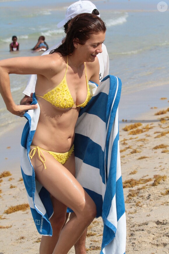 L'actrice Kate Walsh s'est détendue avec son compagnon Chris Case, sur une plage de Miami, le 15 juin 2014.