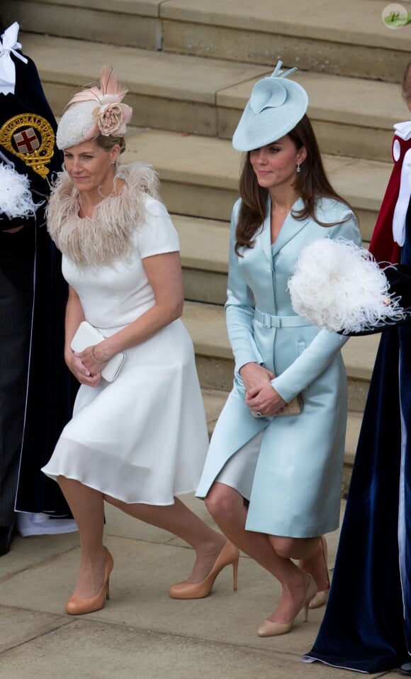 La comtesse Sophie de Wessex et Kate Middleton, duchesse de Cambridge, font la révérence devant la reine Elizabeth II lors du service annuel de l'ordre de la jarretière, le 16 juin 2014 à la chapelle Saint George à Windsor.