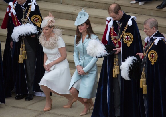 La comtesse Sophie de Wessex et Kate Middleton, duchesse de Cambridge, font la révérence tandis que le prince William s'incline devant la reine Elizabeth II lors du service annuel de l'ordre de la jarretière, le 16 juin 2014 à la chapelle Saint George à Windsor.