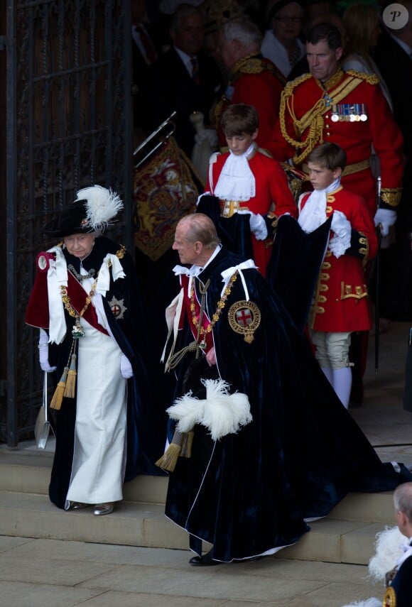 La reine Elizabeth II et le duc d'Edimbourg quittant la chapelle lors du service annuel de l'ordre de la jarretière, le 16 juin 2014 à la chapelle Saint George à Windsor.