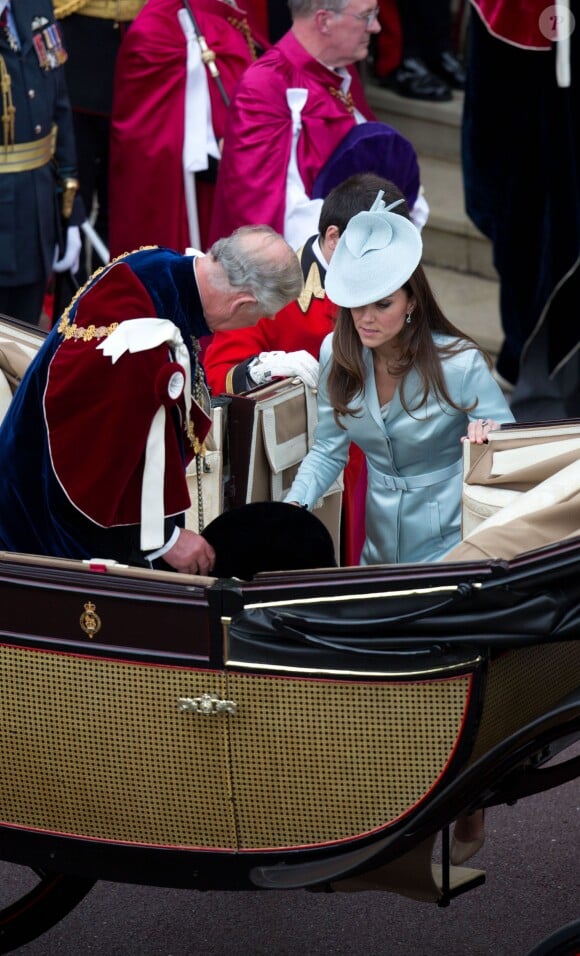 Kate Middleton monte dans un landau avec le prince Charles lors du service annuel de l'ordre de la jarretière, le 16 juin 2014 à la chapelle Saint George à Windsor.