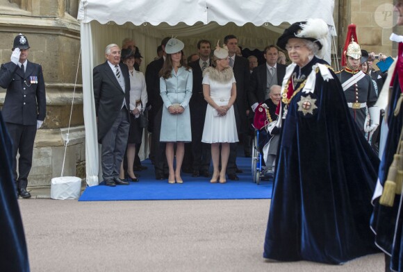 Kate Middleton et la comtesse Sophie de Wessex regardent passer la reine Elizabeth II lors du service annuel de l'ordre de la jarretière, le 16 juin 2014 à la chapelle Saint George à Windsor.