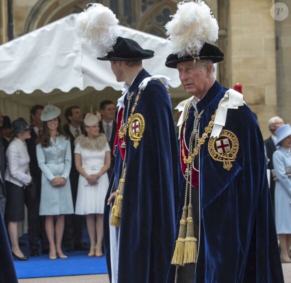Le prince William jette un regard en direction de Kate Middleton lors du service annuel de l'ordre de la jarretière, le 16 juin 2014 à la chapelle Saint George à Windsor.