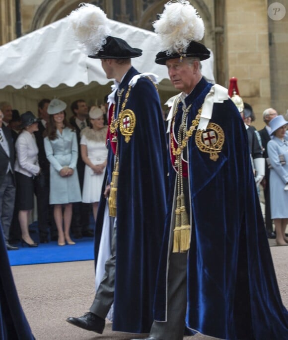Le prince William jette un coup d'oeil en direction de Kate Middleton lors du service annuel de l'ordre de la jarretière, le 16 juin 2014 à la chapelle Saint George à Windsor.