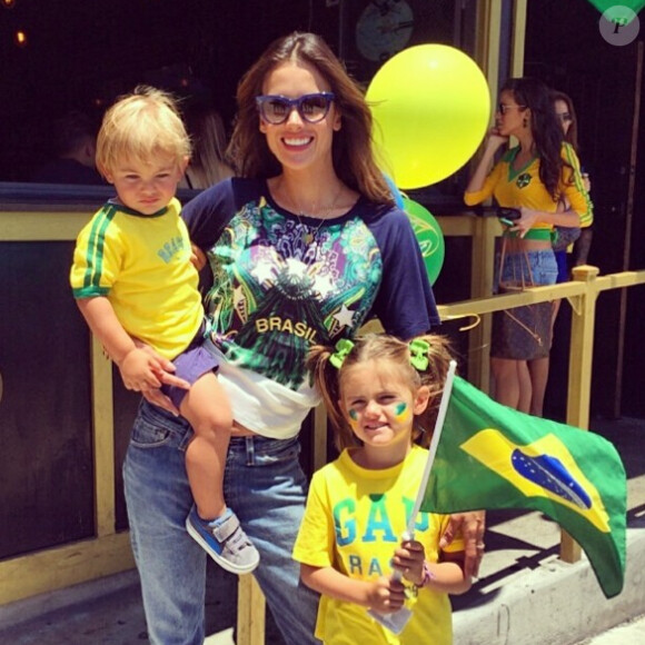 Alessandra Ambrosio et ses enfants Anja et Noah, fervents supporters du Brésil