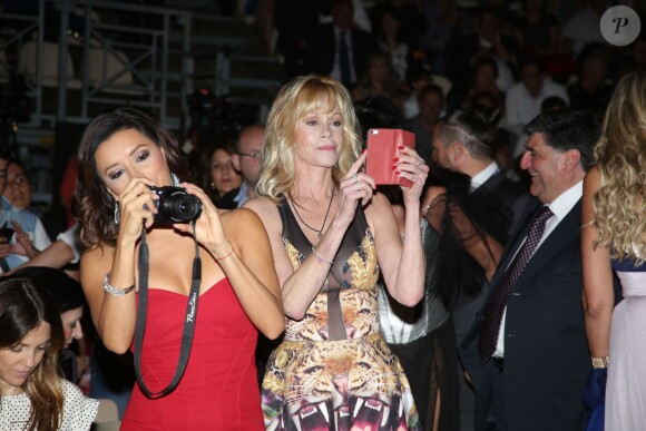 Eva Longoria et Melanie Griffith lors du Taormina Film Festival en Italie le 17 juin 2014. Elle a reçu un prix pour saluer son oeuvre humanitaire et porte une robe Pamela Rolland