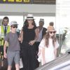 Catherine Zeta-Jones et Michael Douglas arrivent à l'aéroport de Barcelone avec leurs enfants Carys et Dylan le 17 juin 2014. L'actrice est très chic pour son arrivée en Espagne avec ses deux enfants
