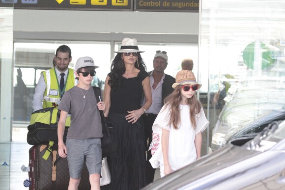 Catherine Zeta-Jones et Michael Douglas arrivent à l'aéroport de Barcelone avec leurs enfants Carys et Dylan le 17 juin 2014. L'actrice est très chic pour son arrivée en Espagne avec ses deux enfants