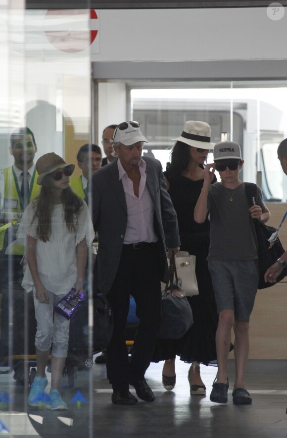 Catherine Zeta-Jones et Michael Douglas arrivent à l'aéroport de Barcelone avec leurs enfants Carys et Dylan le 17 juin 2014