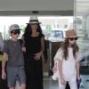Catherine Zeta-Jones et Michael Douglas arrivent à l'aéroport de Barcelone avec leurs enfants Carys et Dylan le 17 juin 2014