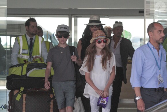 Catherine Zeta-Jones et Michael Douglas arrivent à l'aéroport de Barcelone avec leurs enfants Carys et Dylan le 17 juin 2014