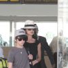 Catherine Zeta-Jones et Michael Douglas arrivent à l'aéroport de Barcelone avec leurs enfants Carys et Dylan le 17 juin 2014