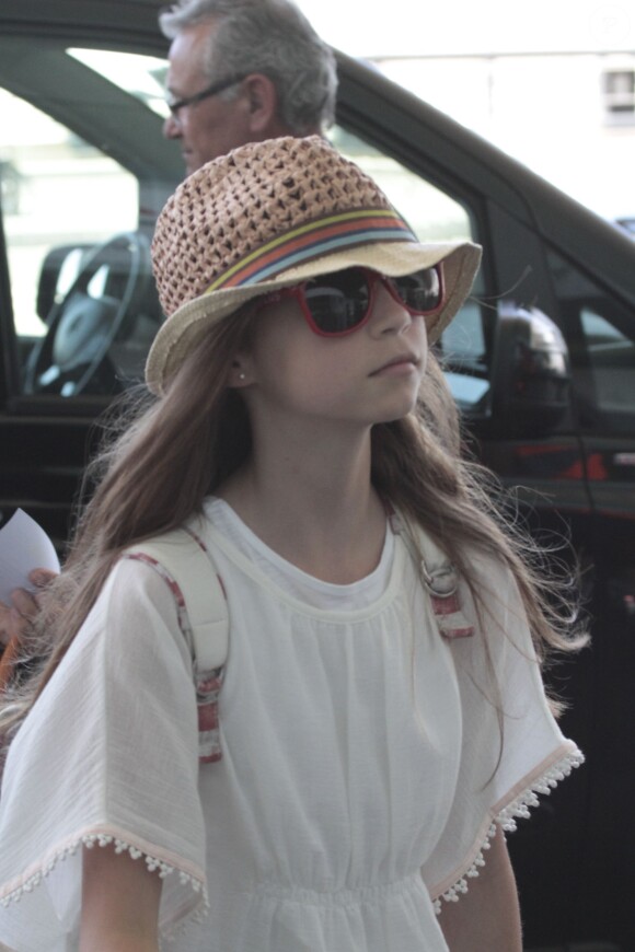 Catherine Zeta-Jones et Michael Douglas arrivent à l'aéroport de Barcelone avec leurs enfants Carys et Dylan le 17 juin 2014