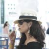 Catherine Zeta-Jones et Michael Douglas arrivent à l'aéroport de Barcelone avec leurs enfants Carys et Dylan le 17 juin 2014. L'actrice est toujours aussi chic