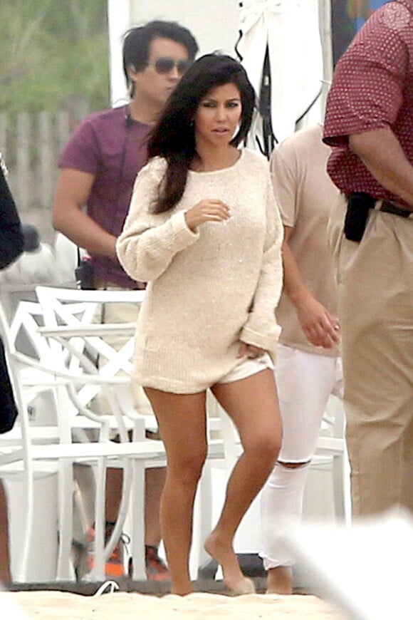 Kourtney Kardashian, enceinte et en plein shooting photo sur une plage, dans les Hamptons. Le 17 juin 2014.