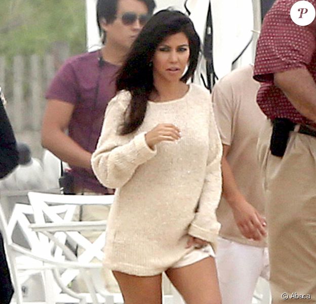 Kourtney Kardashian, enceinte et en plein shooting photo sur une plage, dans les Hamptons. Le 17 juin 2014.