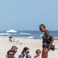  Khlo&eacute;, Kourtney Kardashian, Scott Disick et leurs deux enfants Mason et Penelope, profitent d'un bel apr&egrave;s-midi sur une plage des Hamptons. Le 18 juin 2014. 