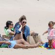  Khlo&eacute;, Kourtney Kardashian, Scott Disick et leurs deux enfants Mason et Penelope, profitent d'un bel apr&egrave;s-midi sur une plage des Hamptons. Le 18 juin 2014. 