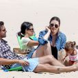  Khlo&eacute;, Kourtney Kardashian, Scott Disick et leurs deux enfants Mason et Penelope, profitent d'un bel apr&egrave;s-midi sur une plage des Hamptons. Le 18 juin 2014. 