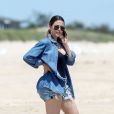  Khlo&eacute; Kardashian, sexy en chemise et mini-short sur une plage des Hamptons. Le 18 juin 2014. 