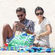  Kourtney Kardashian, enceinte, et son compagnon Scott Disick pique-niquent sur une plage des Hamptons. Le 18 juin 2014. 